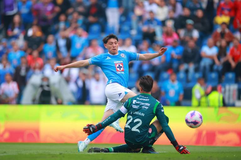 Cruz Azul golea al Necaxa en casa y va por récord de puntos