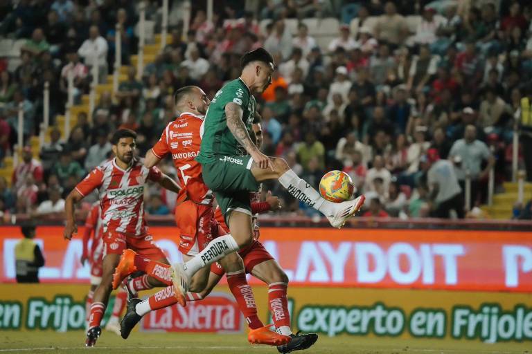 Necaxa sorprende a León y se acerca a la liguilla