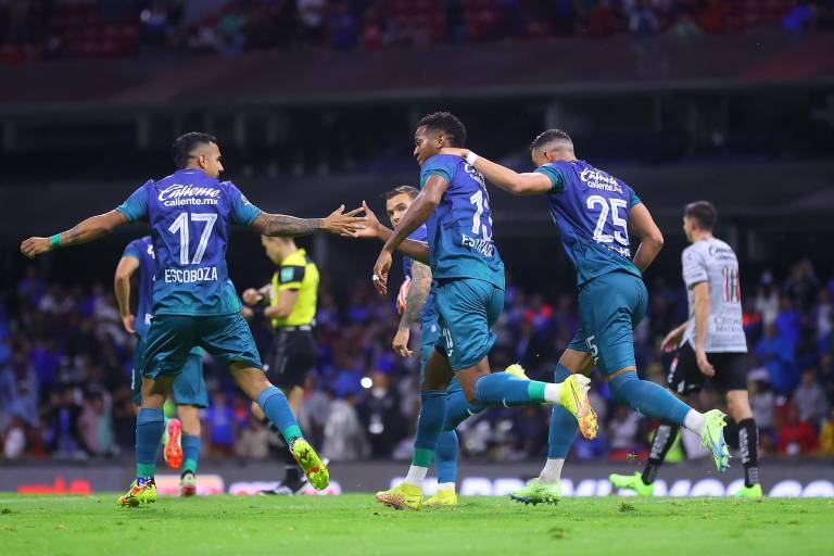 Cruz Azul remonta ante León y se mete a la pelea por la repesca