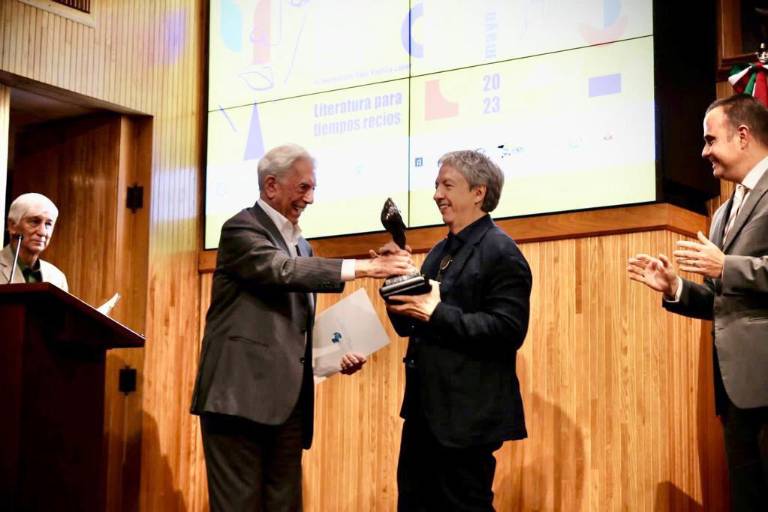Gana David Toscana el Premio Mario Vargas Llosa