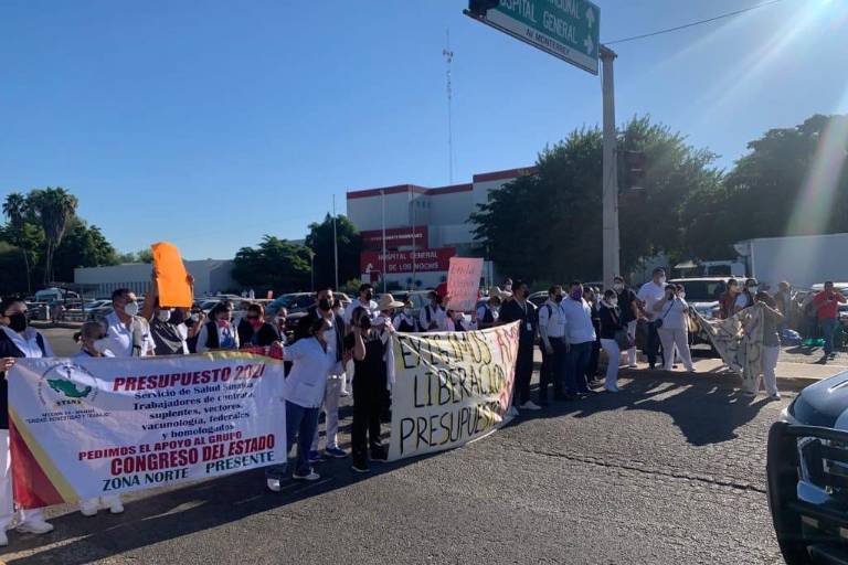 Se plantan trabajadores de Salud en Los Mochis para exigir liberación de bases