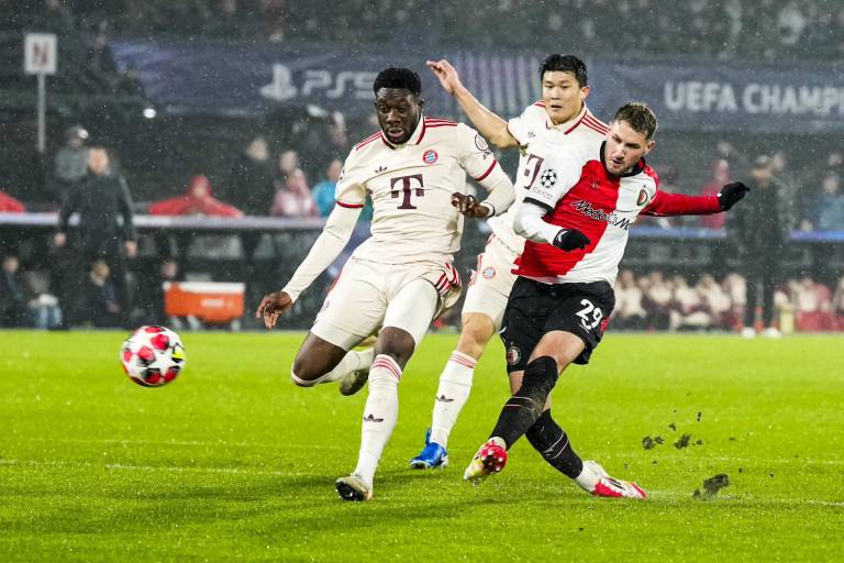 Santiago Giménez lidera con doblete al Feyenoord a la siguiente ronda de la Champions