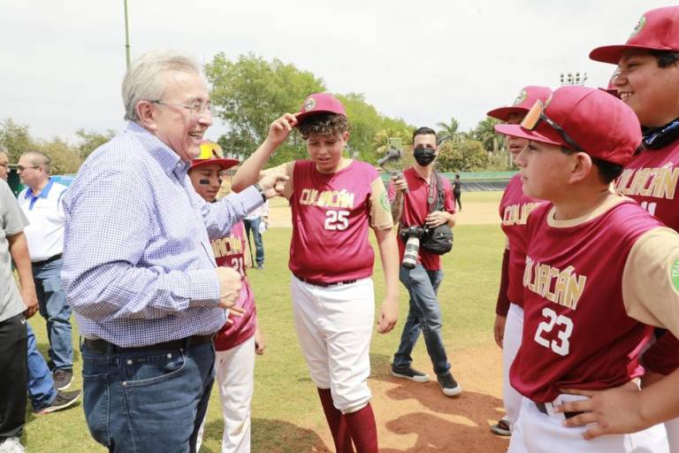 Rocha Moya acude a La Higuerita a apoyar a sinaloenses que compiten en Clasificatorio Cal Ripken Jr.