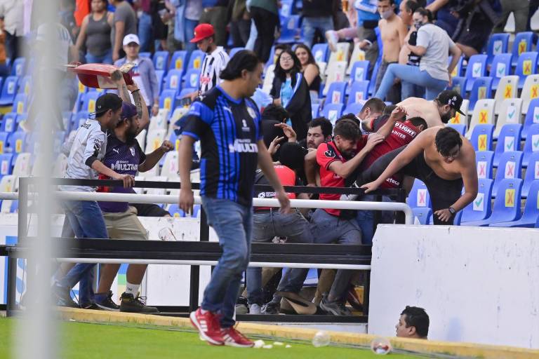 Protección Civil de Querétaro reporta 22 heridos por gresca en Estadio Corregidora