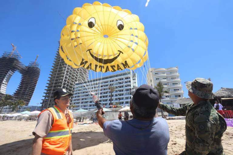 Revisan en Mazatlán servicios de parachutes previo a Semana Santa