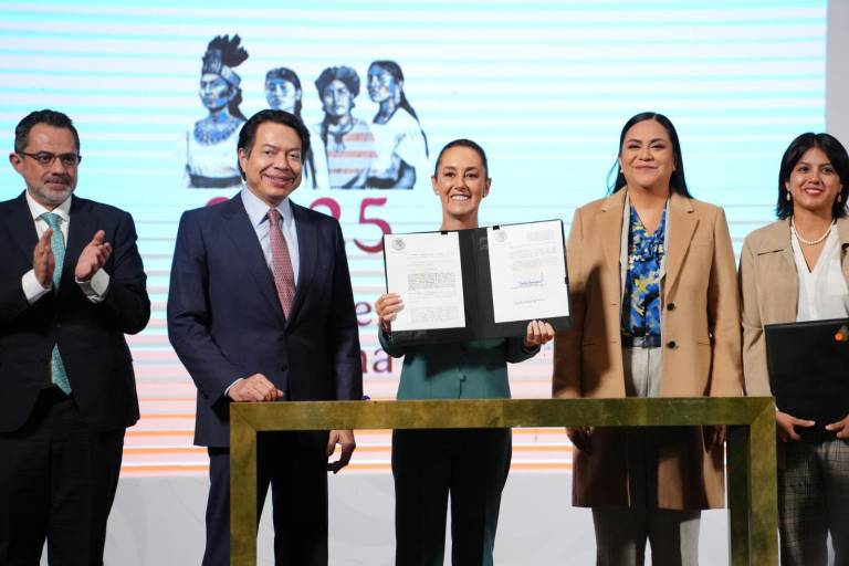 Sheinbaum firma reforma que prohíbe el cultivo de maíz transgénico en México