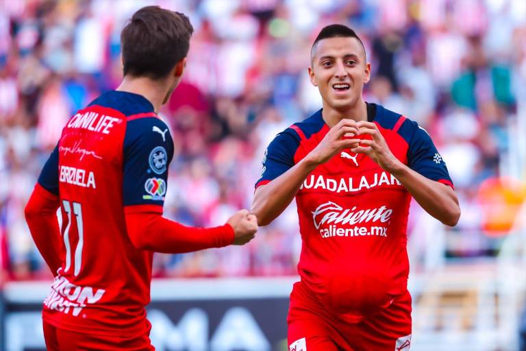 Chivas golea al Necaxa y logra su primer triunfo del Apertura