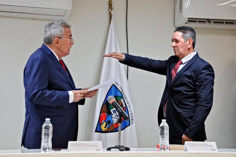 Miguel Chávez rinde protesta como director de la Escuela Normal de Sinaloa