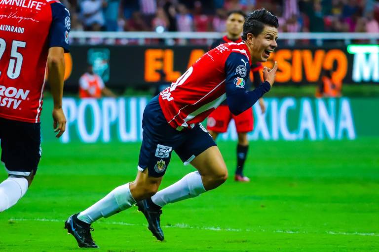 Chivas sueña con el repechaje al darle la vuelta a Xolos en la Perla de Occidente