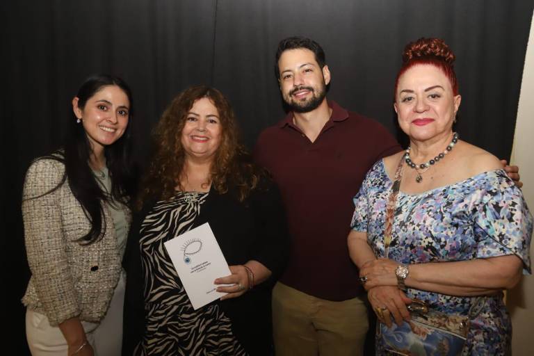 Disfrutan mazatlecos de la poesía de Clara Luz Montoya