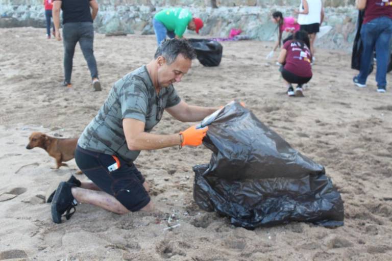 Limpian la playa de Olas Altas; retiran poco más de 60 kilos de basura