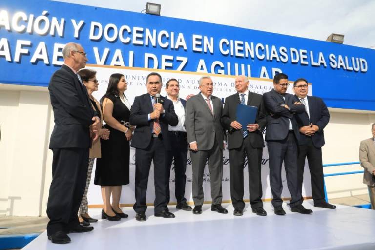 Reconocen a médicos del Hospital Civil; unidades de docencia e investigación llevan sus nombres