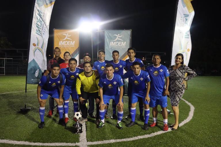 Viven noche de campeones en la Burócrata