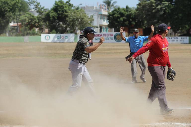 Banda MS impone su ritmo en Liga de Beisbol 65 Años