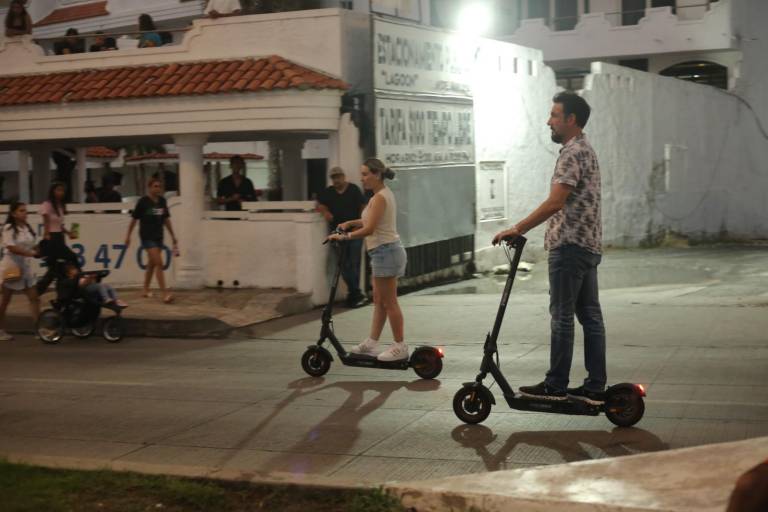 Multarán a usuarios de scooters que no cumplan con medidas de seguridad a partir de este miércoles