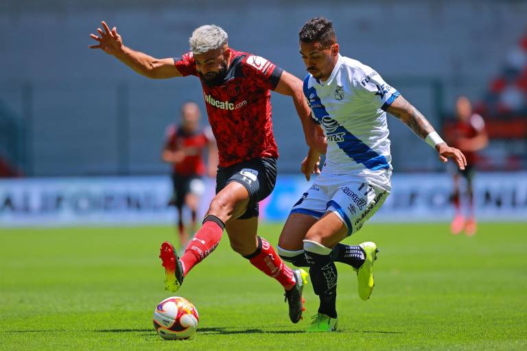En un partido de locura, el Puebla, con 10 hombres, rescata el empate 4-4 ante el Toluca