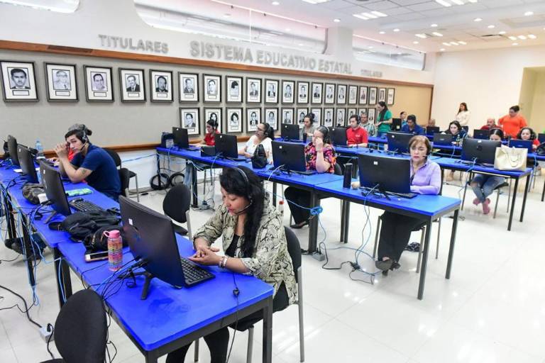 Instala SEPyC call center para atender dudas sobre canje de uniformes y útiles