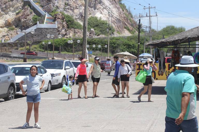 Vacaciones de verano reactivan los paseos en catamarán en Mazatlán