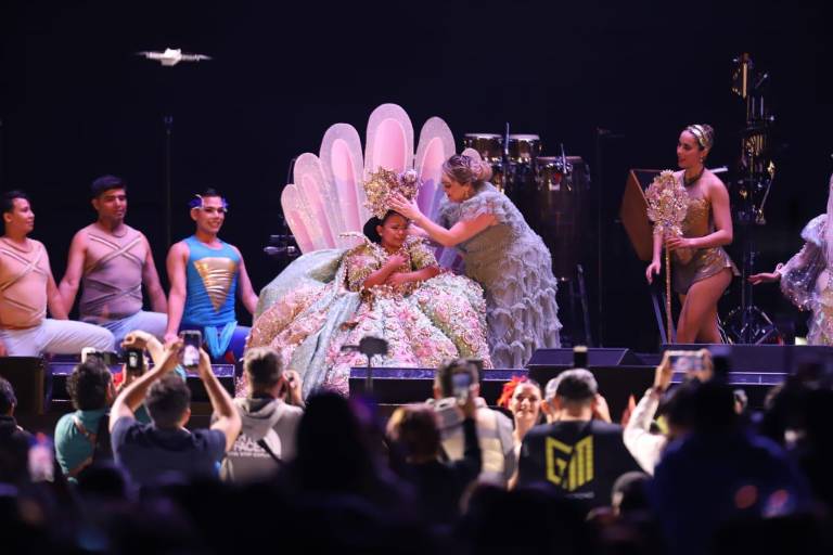 Coronan a Ángela I como Reina Infantil y a Ximena II, Reina de la Poesía del Carnaval de Mazatlán 2025