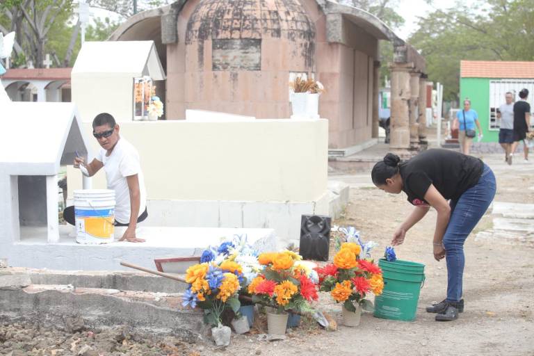 Hermanos, hijos y esposas recuerdan en panteones de Mazatlán a los papás que ya partieron