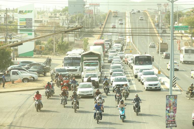 Con el regreso a clases, tráfico vehicular se satura sobre el puente del Libramiento Colosio