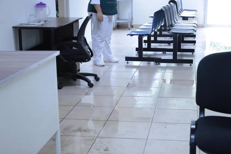 Aunque sigue lloviendo dentro del Centro de Salud de la Jaripillo, en Mazatlán, personal continúa con atenciones