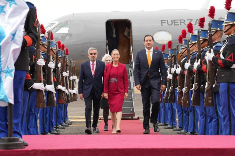 Sheinbaum llega a Honduras para participar en Cumbre de la CELAC