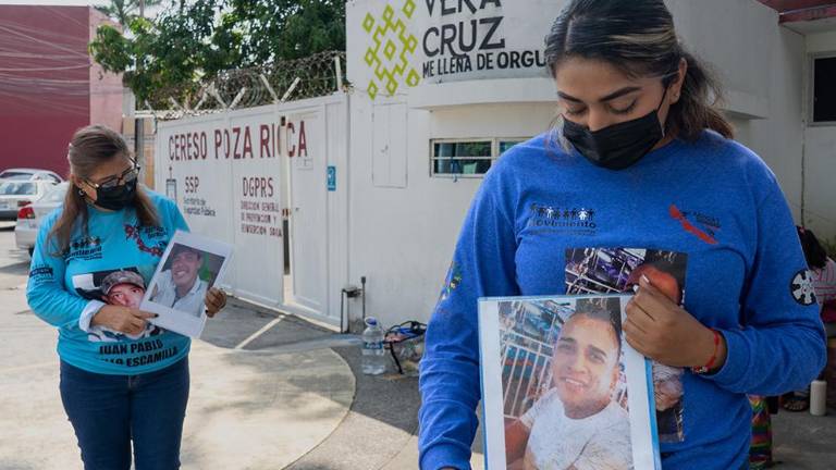Dos integrantes del Colectivo Justicia y Dignidad antes de entrar a uno de los penales de Veracruz.