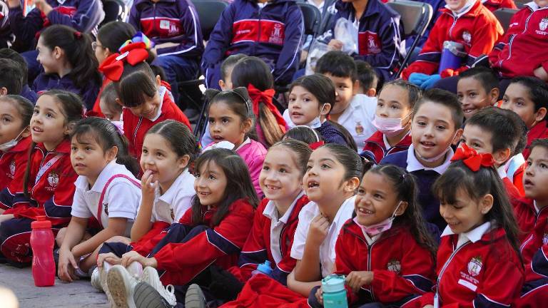 Disfrutan niños mochitenses de libros en historias en la FIL