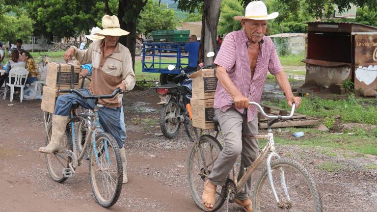 Los pescadores acudieron por las despensas repartidas por las autoridades en apoyo para sus familias.