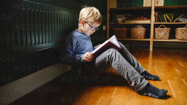 Los pequeños encuentran divertidas historias en los libros de la biblioteca.