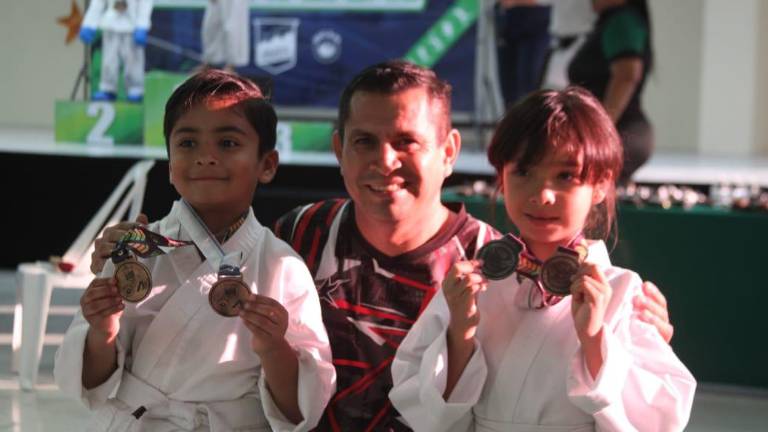Los pequeños muestran con orgullo sus medallas.