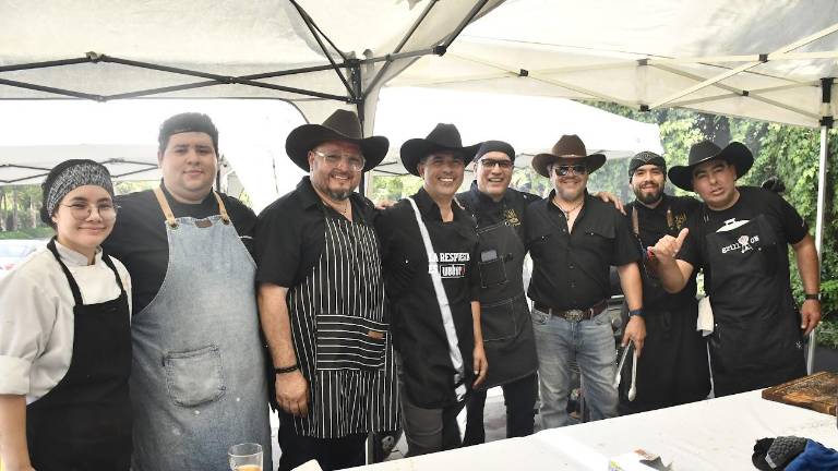 Chefs del restaurante Villa Unión Brasa y Masa junto al Club Grill On realizan el Parrilladón.