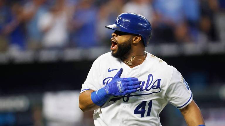 Carlos Santana buscará aportar su poder y su sólida defensiva para los Marineros de Seattle.