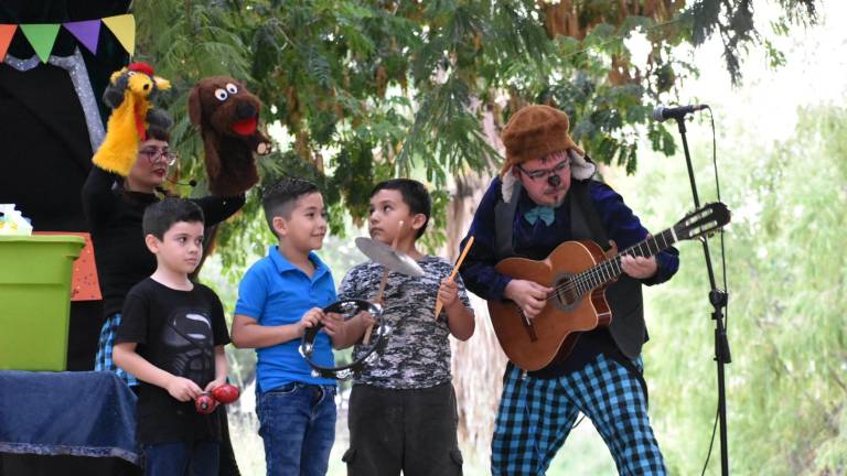 Sin Pared Teatro presentó ingeniosas intervenciones con su público infantil.