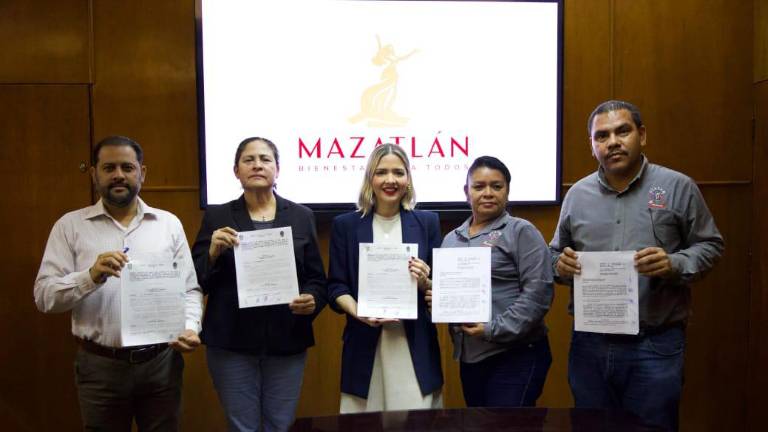 La Alcaldesa de Mazatlán, Estrella Palacios, y el STASAM firmaron el acuerdo para los aumentos salariales que entrarán en vigor en 2025.