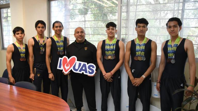 Los jóvenes muestran orgullosos sus medallas.