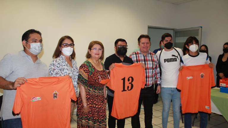 Los deportistas reciben uniformes y tenis.