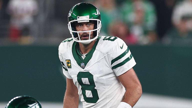 Aaron Rodgers sufrió la lesión prácticamente en el arranque del encuentro ante los Bills.