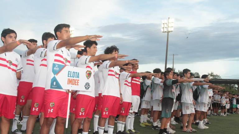Los futbolistas rinden la protesta deportiva.