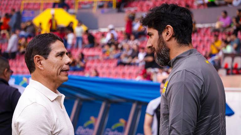 Sebastián Abreu, aquí charlando con Alfonso Sosa, no ha podido ganar en el Clausura 2025.