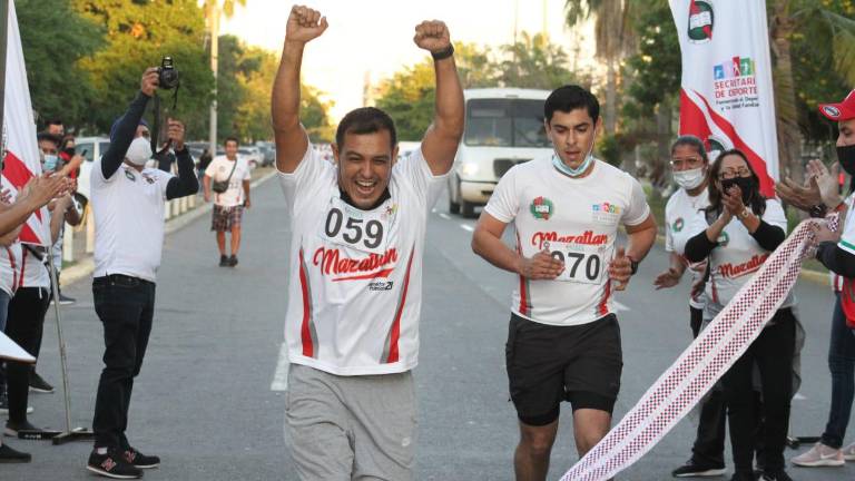 Jesús Ernesto Ramírez Díaz celebra su triunfo en la rama varonil.