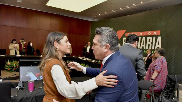 Alejandro Moreno Cárdenas, dirigente del PRI, saluda a los senadores priistas que celebraban una plenaria.