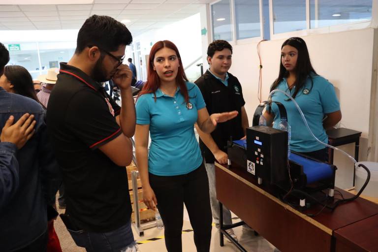 Presentan estudiantes de mecatrónica de la UTEsc sus proyectos con éxito