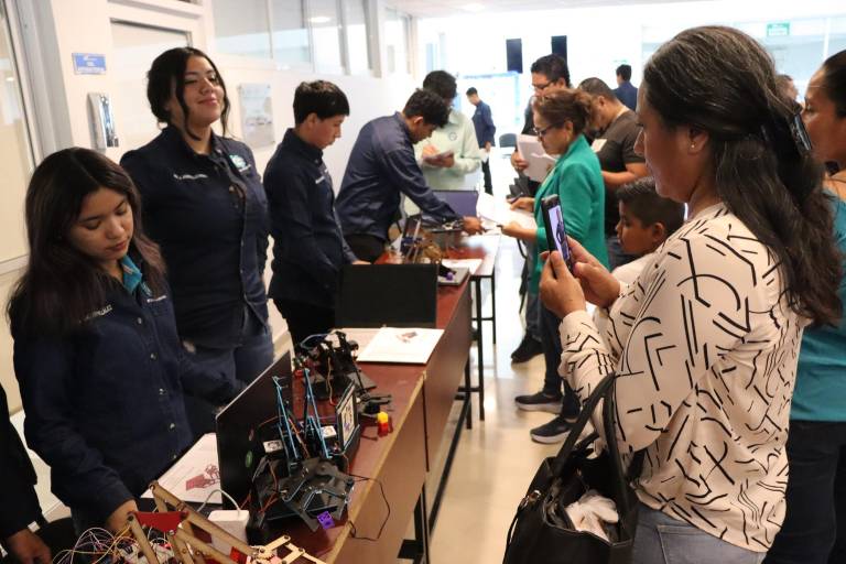Presentan estudiantes de mecatrónica de la UTEsc sus proyectos con éxito