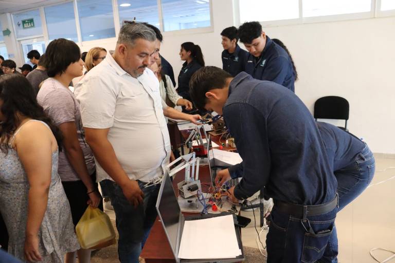 Presentan estudiantes de mecatrónica de la UTEsc sus proyectos con éxito