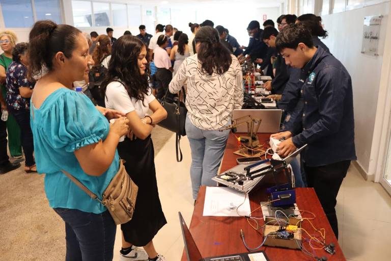 Presentan estudiantes de mecatrónica de la UTEsc sus proyectos con éxito