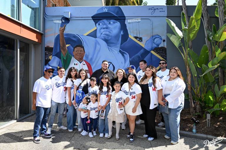 Dodgers rinde homenaje póstumo a Valenzuela y devela mural