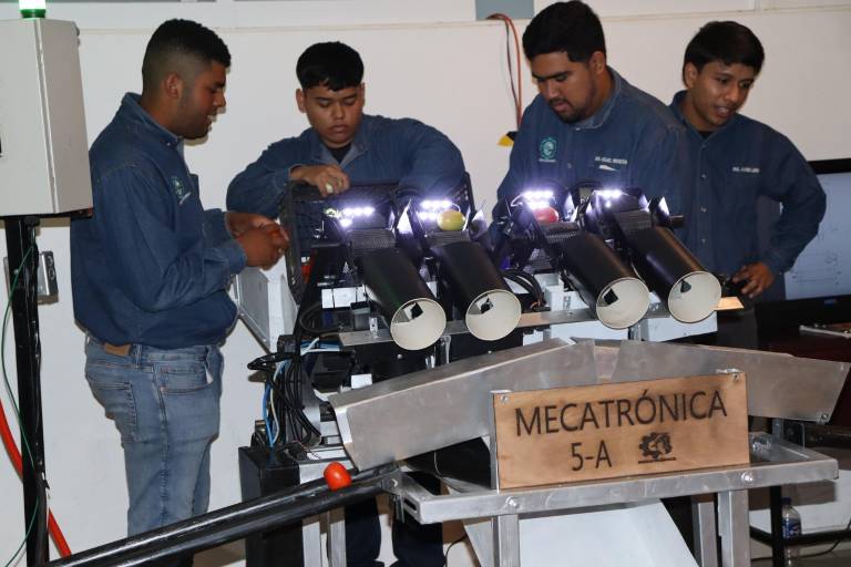 Presentan estudiantes de mecatrónica de la UTEsc sus proyectos con éxito