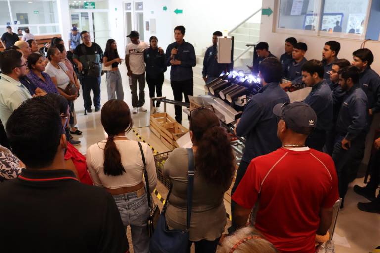 Presentan estudiantes de mecatrónica de la UTEsc sus proyectos con éxito